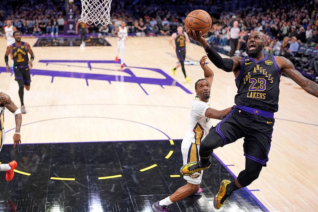 开云-两分球全中，詹姆斯12投8中拿下21分7板7助，正负值+3