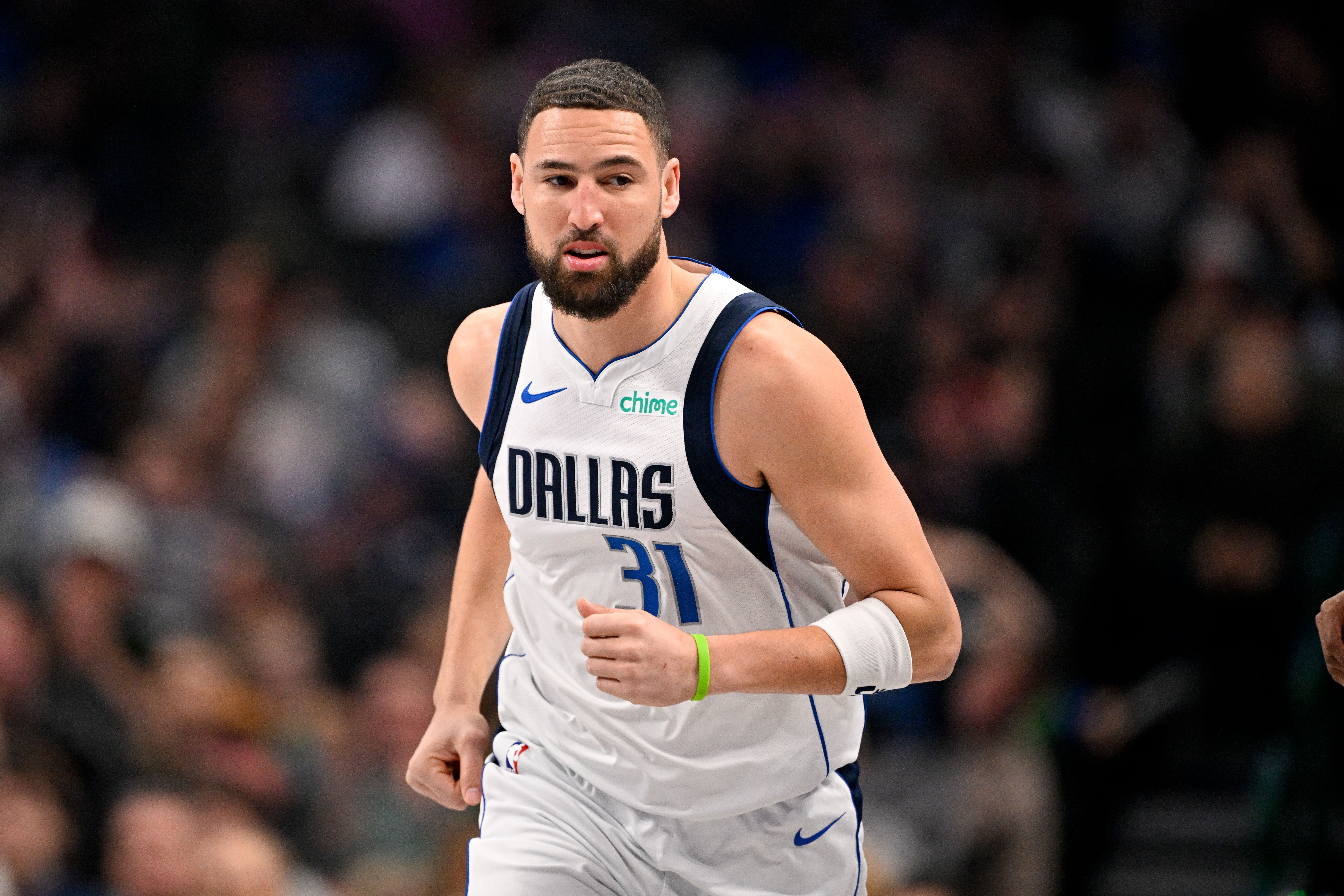 铁麻了！克莱替补10中2&amp;三分7中1仅拿5分1板2助