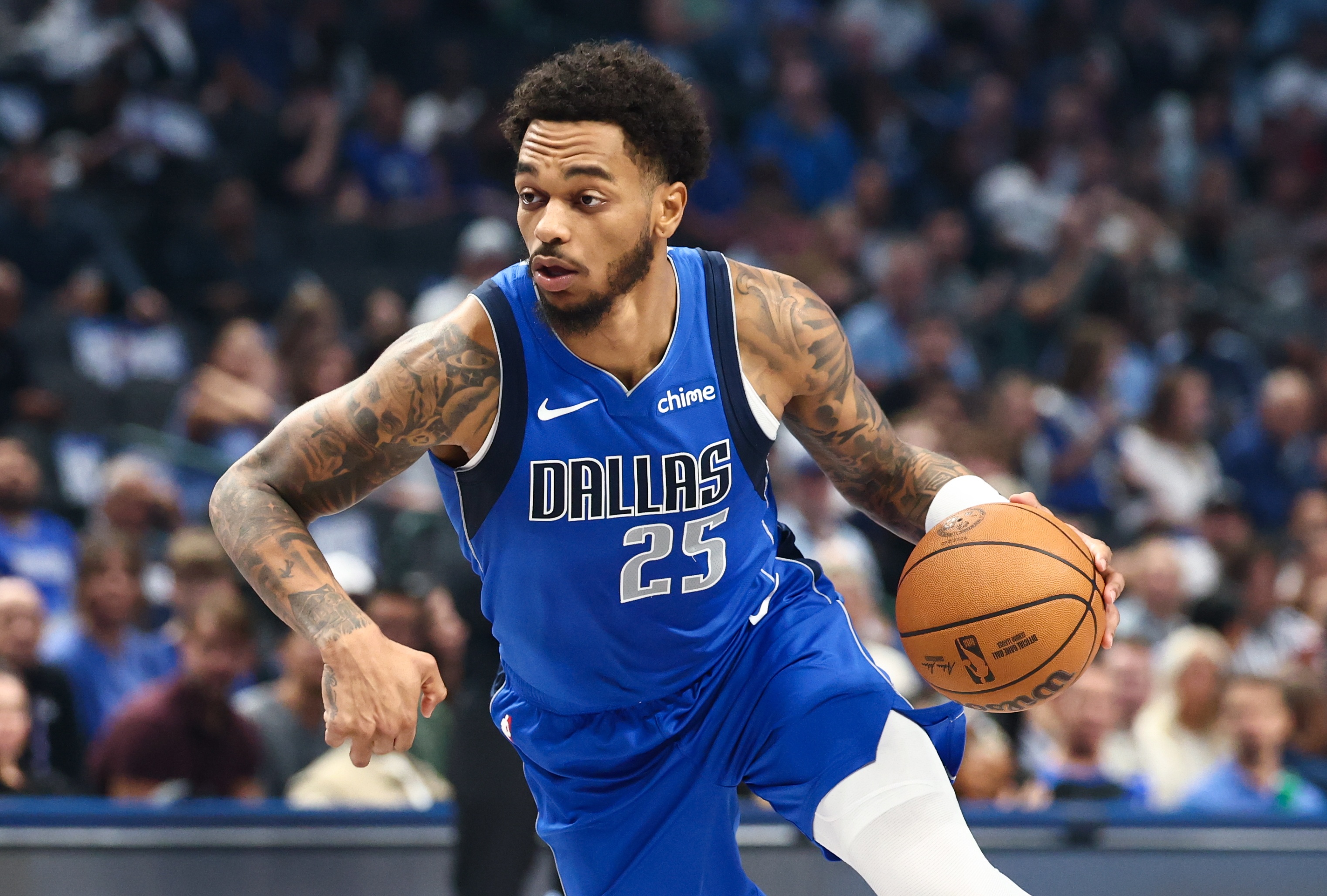 开云体育官网-PJ·华盛顿谈打中锋得20分：队友们的传球太好了 让我能轻松出手