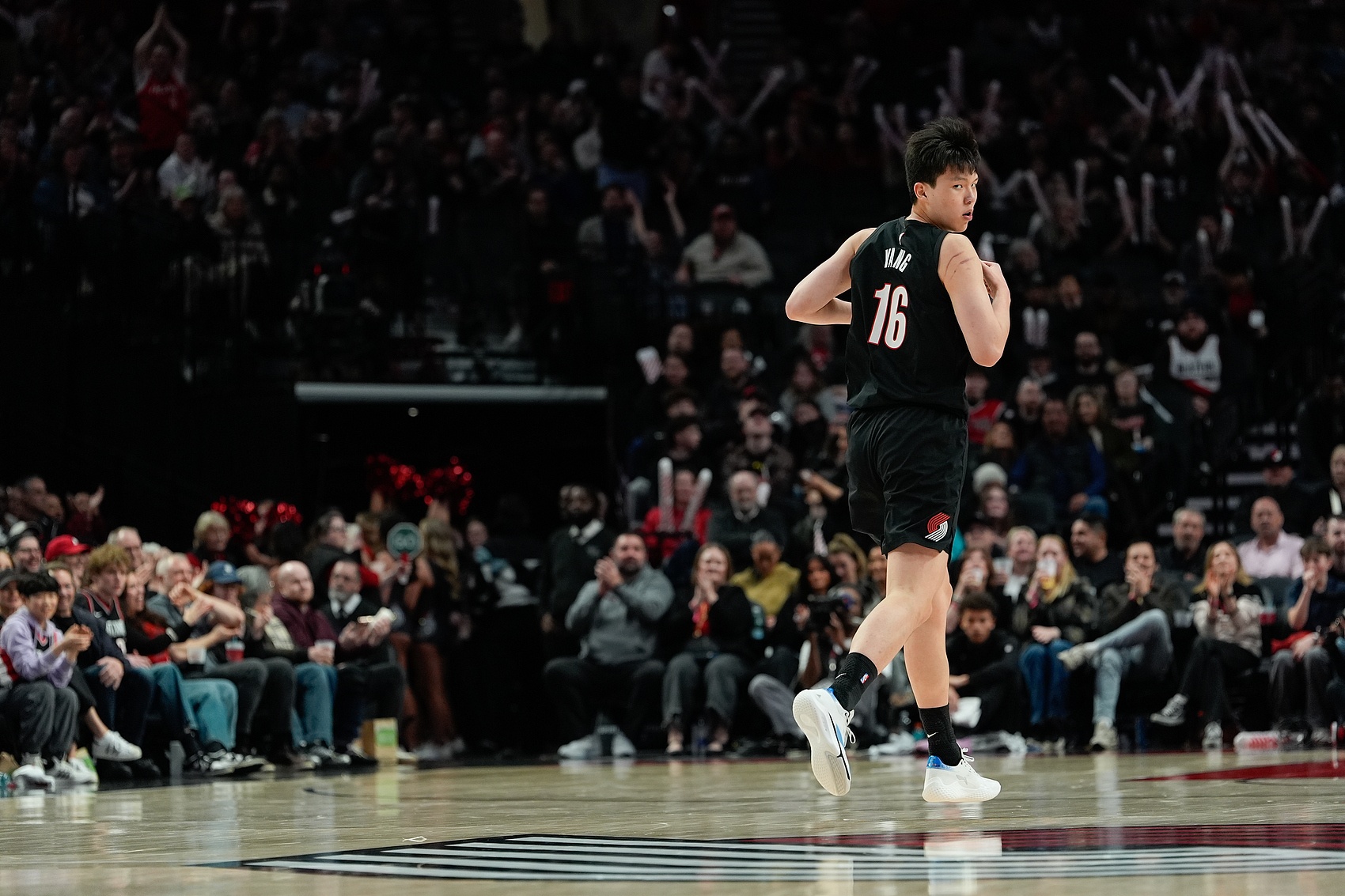 开云体育APP下载-【菜鸟】杨瀚森6分4板1帽+损失2000刀 克尼佩尔失准13分&amp;三分6中1