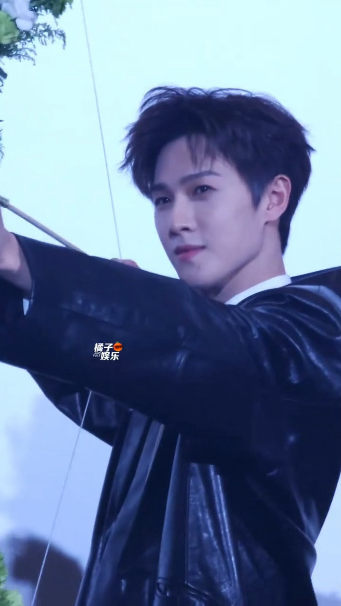 李昀锐还原诸葛玥射箭名场面|冰湖重生|一箭_新浪体育_新浪新闻